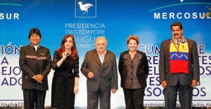 dilma-rousseff-posa-para-foto-oficial-durante-cupula-dos-estados-associados-do-mercosul-e-convidados-especiais-em-montevideu-no-uruguai-1373649465076_956x500