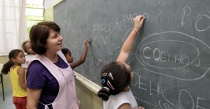 professora-aula-lousa-emprego-crianca-ensino-1352405990886_956x500