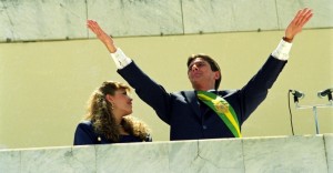 de-sua-mulher-rosane-acena-para-publico-durante-cerimonia-de-posse-a-presidencia-da-republica-do-brasil-em-brasilia-df-em-marco-de-1990-1337617512663_956x500